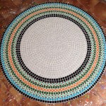 Sacada valorizada por uma mesa de mosaico maravilhosa