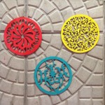 Três mandalas, uma escultura de parede e mosaico! É muita cor!