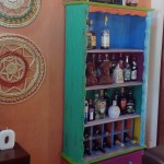 DIY - Aprenda a pintar uma estante toda colorida