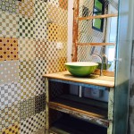 E no banheiro tem: espelho de janela de demolição! - Na casa do cliente