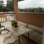 Mesa de porcelanato no apartamento decorado - Na casa do cliente