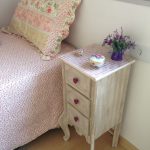 Mesa de mosaico, revisteiro e puxadores - Na casa dos clientes