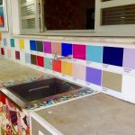 Faça você mesmo - Transforme uma parede de azulejos usando adesivos