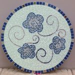 Mesa bistrô de mosaico, com motivo floral e pastilhas cristal
