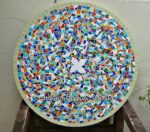 Decorando a sacada com mesas de mosaico