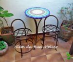 Decore sua sacada com mosaico e móveis de ferro